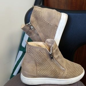 Ankle wedge sneakers.